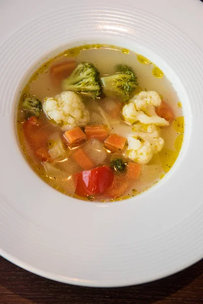 Легкий суп из свежих овощей — стоковое фото