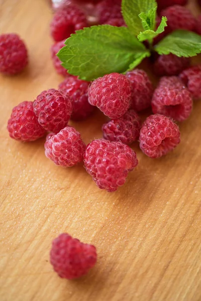 Fresh and sweet raspberries — Stock Photo, Image