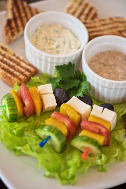 Peynirli sebze ve zeytin sopa ile tost