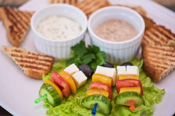 Tostadas con verduras de queso y aceitunas en el palo — Foto de Stock