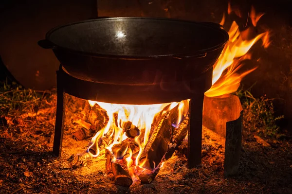 Cooking over a campfire — Stock Photo, Image