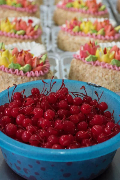 Cuenco de cereza en la producción de pastel —  Fotos de Stock