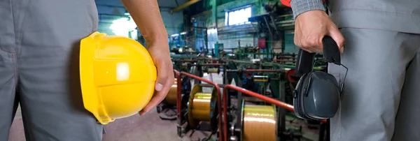 Lavoratori nello stabilimento di produzione — Foto Stock