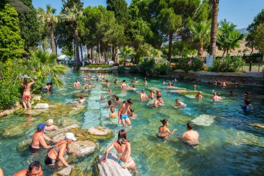 Turistler antika Kleopatra Havuzda yüzmek