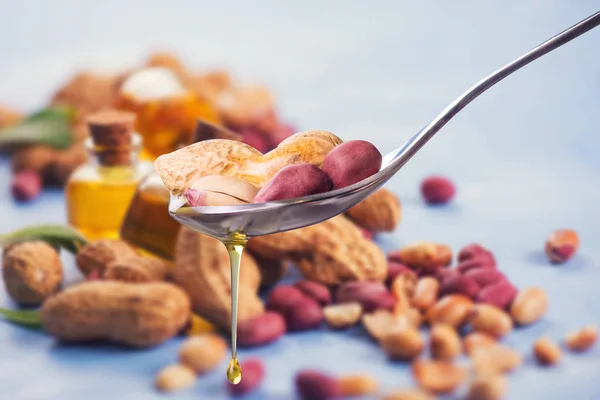 Natural peanut oil — Stock Photo, Image