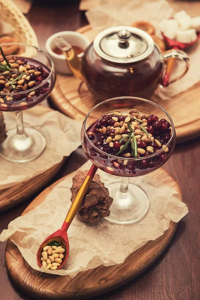 El postre de las cerezas con la semilla de pino —  Fotos de Stock