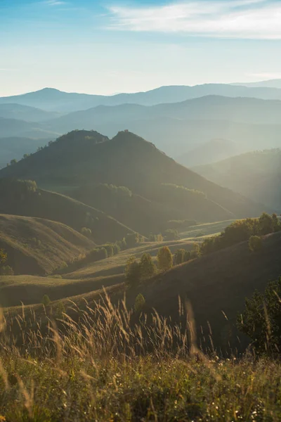 Belleza amanecer en las montañas — Foto de Stock