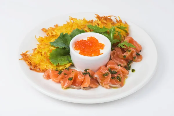 Panquecas de batata peixe de salmão e caviar vermelho — Fotografia de Stock