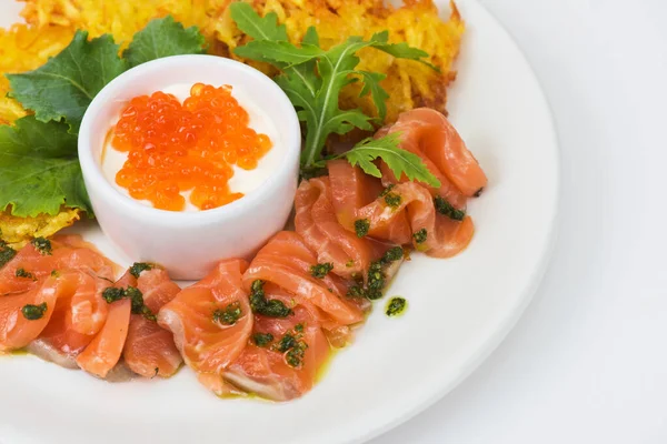 Panquecas de batata peixe de salmão e caviar vermelho — Fotografia de Stock