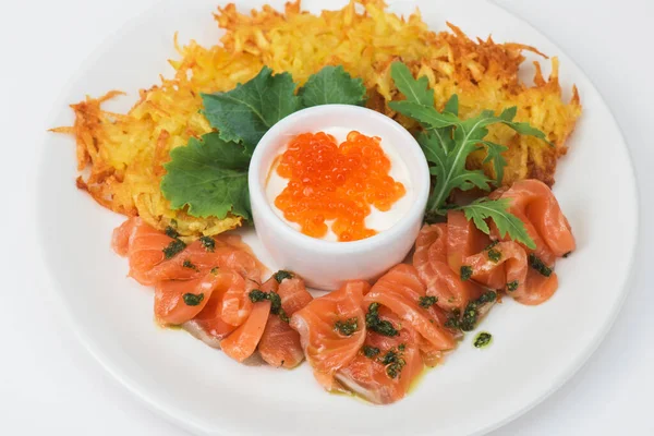 Tortitas de patata salmón y caviar rojo —  Fotos de Stock