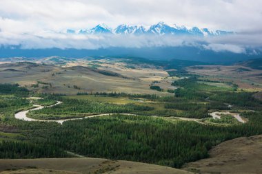 Kurai steppe ve Chuya nehrinin panoraması.