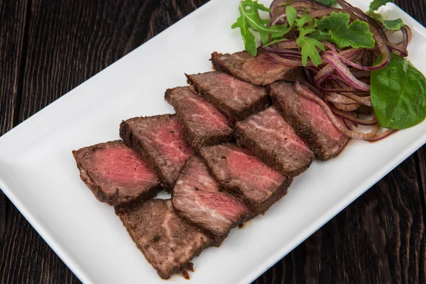 Corte de carne na placa — Fotografia de Stock