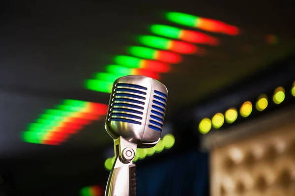 Retro mikrofon na koncertě — Stock fotografie