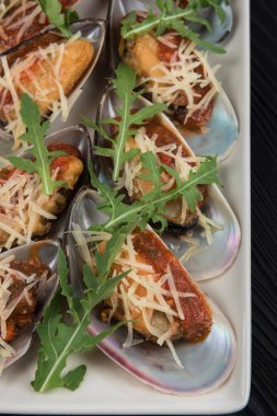 Sos ile pişirilmiş midye