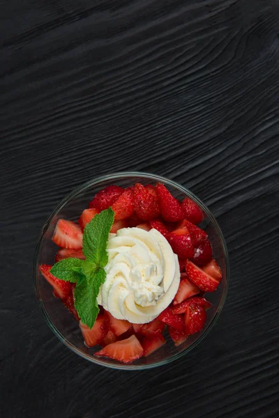 Strawberry with cream — Stock Photo, Image