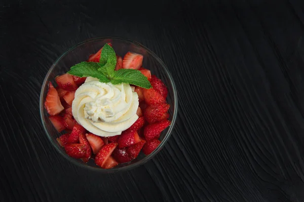 Strawberry with cream — Stock Photo, Image