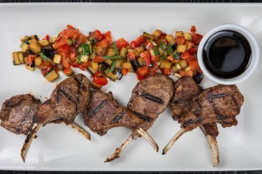 Kızarmış kuzu kaburgası