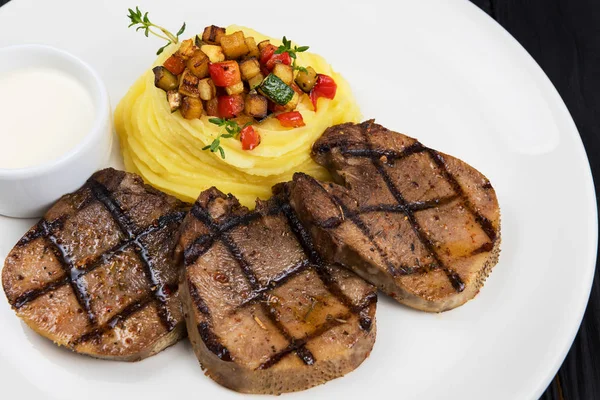 Língua de carne de bovino preparada — Fotografia de Stock