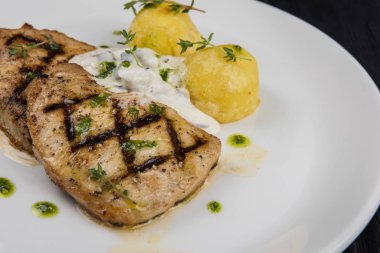 Yanında ızgara domuz eti.