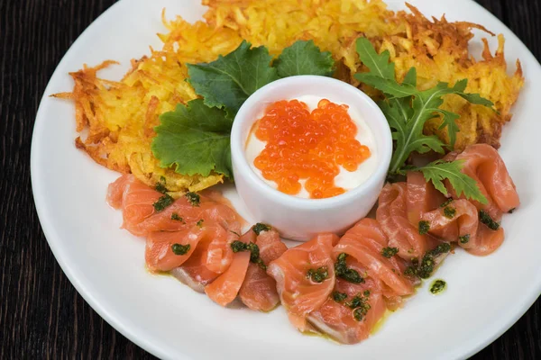 Panquecas de batata peixe de salmão e caviar vermelho — Fotografia de Stock