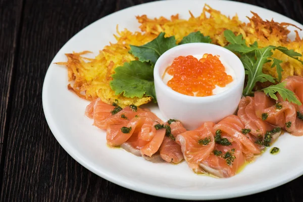 Panquecas de batata peixe de salmão e caviar vermelho — Fotografia de Stock