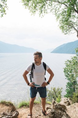 Altai dağlarında Teletskoye Gölü