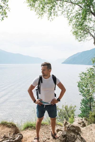 Altai dağlarında Teletskoye Gölü