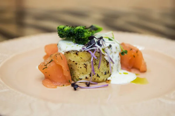 Картофельная запеканка с брокколи и лососем — стоковое фото