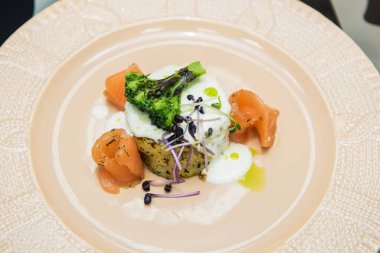 Brokoli ve somon ile patates güveç