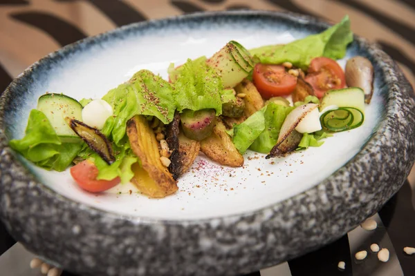 Salada com batata frita — Fotografia de Stock