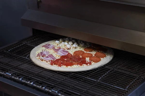 Förbereda pizza i ugn — Stockfoto