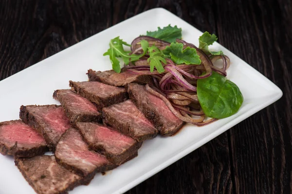 Taglio della carne su piatto — Foto Stock