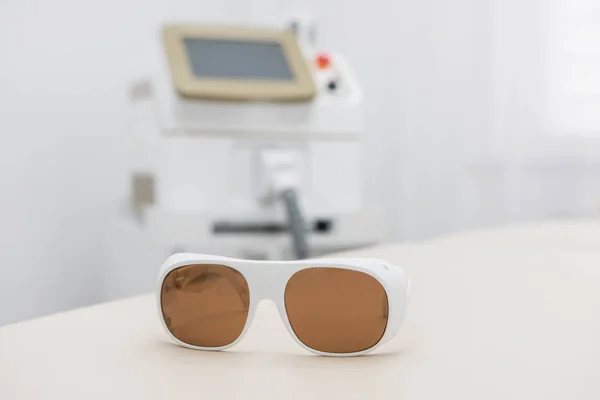Skyddsglasögon på laser epileringsutrustning — Stockfoto