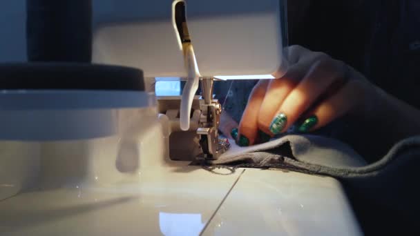 Woman is sewing on the sewing machine. — Stock Video
