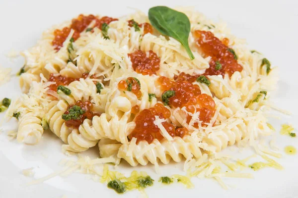 Pasta med röd kaviar — Stockfoto