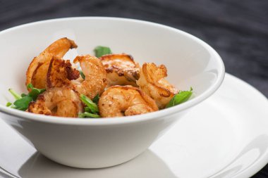 Kızarmış lezzetli karides.