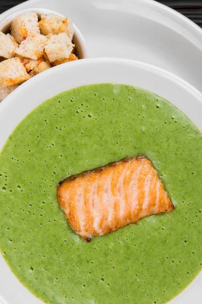 Вкусный зеленый брокколи крем-суп с лососем — стоковое фото