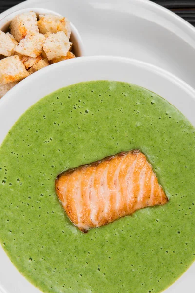 Delicious green broccoli cream-soup with salmon — Stock Image Delicious green broccoli cream-soup with salmon Royalty Free Stock Photos