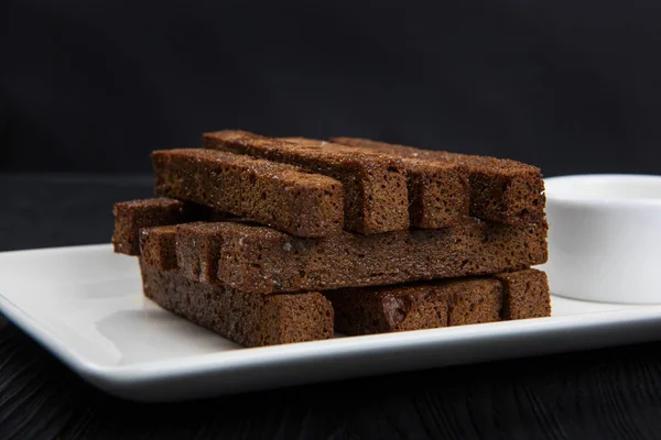 Sušenky s česnekem z černého chleba — Stock fotografie