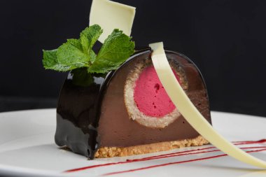 Nefis çikolatalı pasta. Yakın plan.