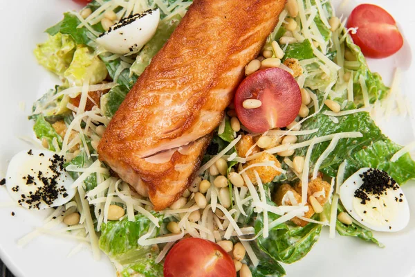 Grilovaný losos salát Caesar — Stock fotografie