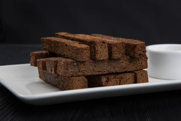Κράκερς με σκόρδο από μαύρο ψωμί — Φωτογραφία Αρχείου