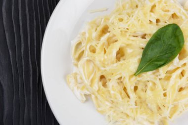 Soslu makarna ve fesleğen.