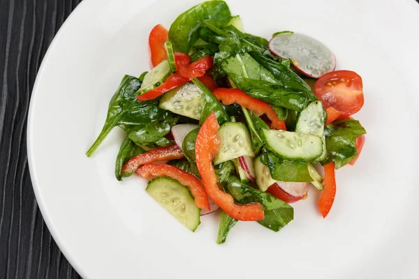 Salade de légumes sur assiette blanche — Photo
