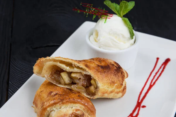 Strudel de manzana con helado de vainilla —  Fotos de Stock