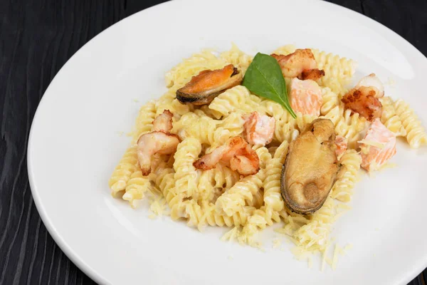 Seafood Pasta with mussels salmon and shrimps — Stock Photo, Image