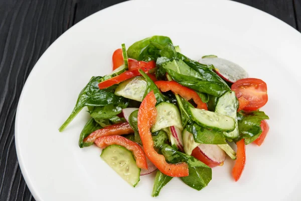 Insalata di verdure su piatto bianco — Foto Stock