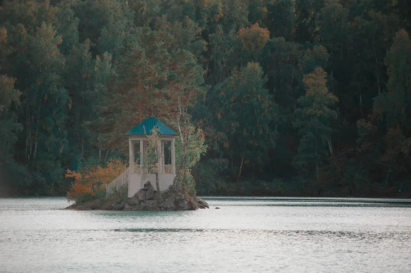 クリスタルと淡水で湖の夏の風景彩 — ストック写真