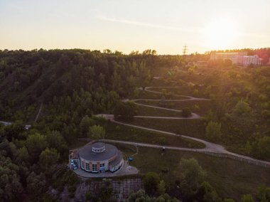 Şehirdeki dolambaçlı yolun havadan zirvesi.