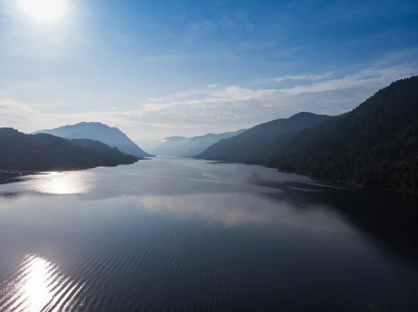 Letecký pohled na jezero Teletskoye v horách Altai — Stock fotografie